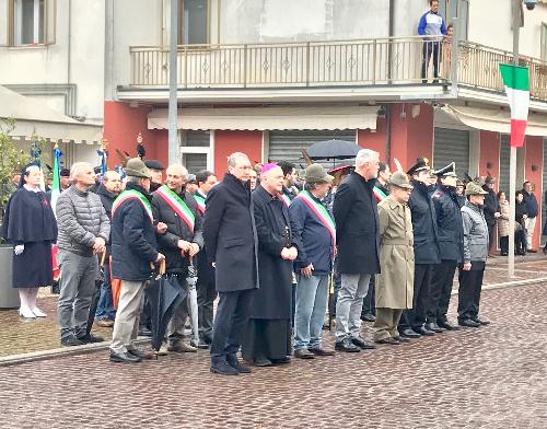 Un momento della commemorazione per il 76esimo anniversario della tragedia del Galilea, alla quale hanno partecipato il vice presidente della Regione, Sergio Bolzonello, e l'assessore alla Protezione civile, Paolo Panontin.